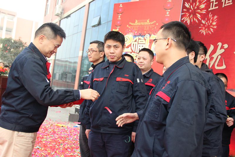 正恒動(dòng)力劉總為獲獎(jiǎng)員工頒獎(jiǎng)