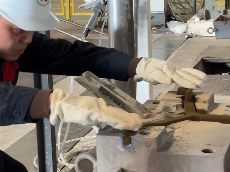 《精密鑄造的工藝密碼：破解手工下芯不可替代的技術(shù)真相》